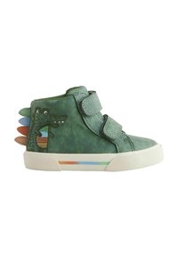 Grüne High-Top-Sneaker aus synthetischem Material mit einem Krokodilmuster, mehrfarbigen Stacheln und Klettverschlüssen. Weiße Gummisohle.