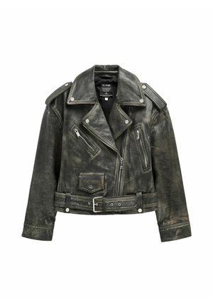 Czarna skórzana kurtka motocyklowa z efektami postarzenia, szerokimi klapami, kieszeniami na zamek, pagonami na ramionach i paskiem w talii.