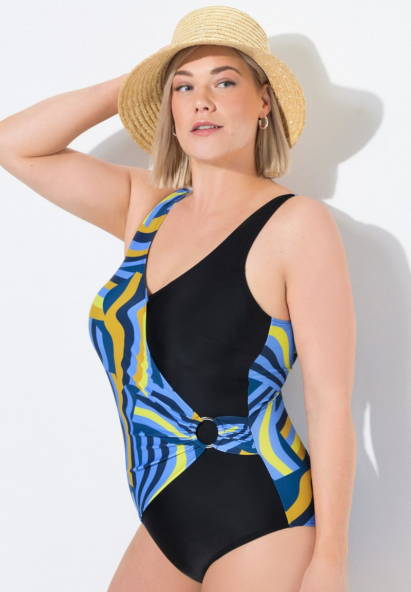 Maillot de bain avec un design asymétrique à une épaule, orné de motifs en vagues noires et bleues, agrémenté d'une bague circulaire à la taille. Texture de tissu lisse.