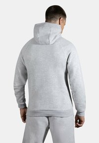Felpa grigia con cappuccio, caratterizzata da una texture liscia, polsini e orlo a coste. Presenta una vestibilità comoda e un design a maniche raglan.