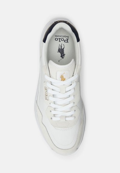 Vita sneakers med läder- och mockamaterial, med en gummisula. Inkluderar snörningsdesign och guldlogotypdetalj på sidan.
