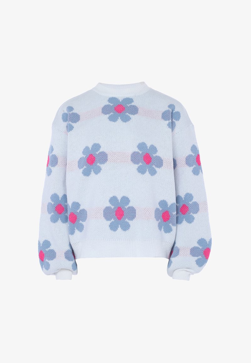 Suéter de punto azul claro con un estampado floral en gris claro, gris oscuro y rosa, con cuello redondo y puños acanalados.