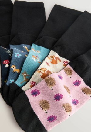 Set med fem par strumpor med svarta toppar och färgglada mönster med djur- och naturmotiv i varierande färger och texturer.