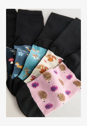 Set de cinci perechi de șosete cu vârfuri negre și modele colorate cu animale și motive din natură, în culori și texturi variate.