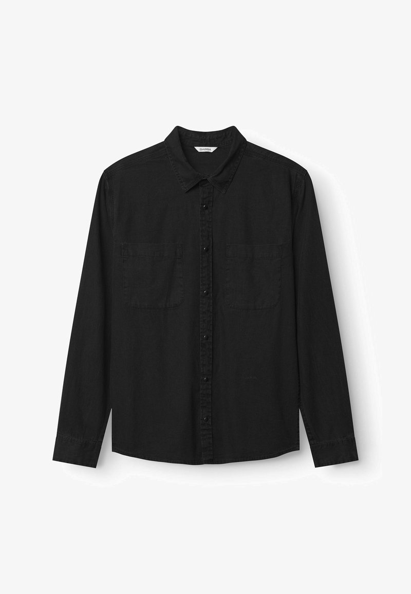 Maglietta nera a maniche lunghe realizzata in tessuto morbido, con una chiusura frontale con bottoni, colletto a punta e due tasche sul petto. Design minimalista.