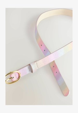 Iridescentní umělá kůže pásek se zlatým kovovým sponou, s texturovaným povrchem a nastavitelnými otvory po celé délce.