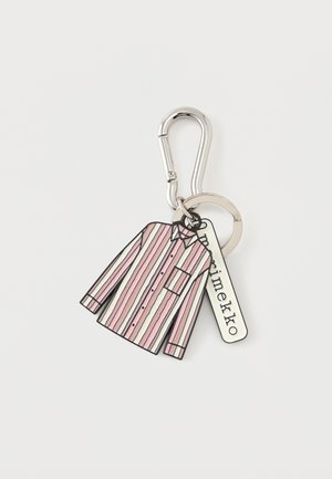 Porte-clés avec un pendentif en forme de chemise rayée rose et blanche, mousqueton argenté et une étiquette rectangulaire Marimekko sur fond blanc.