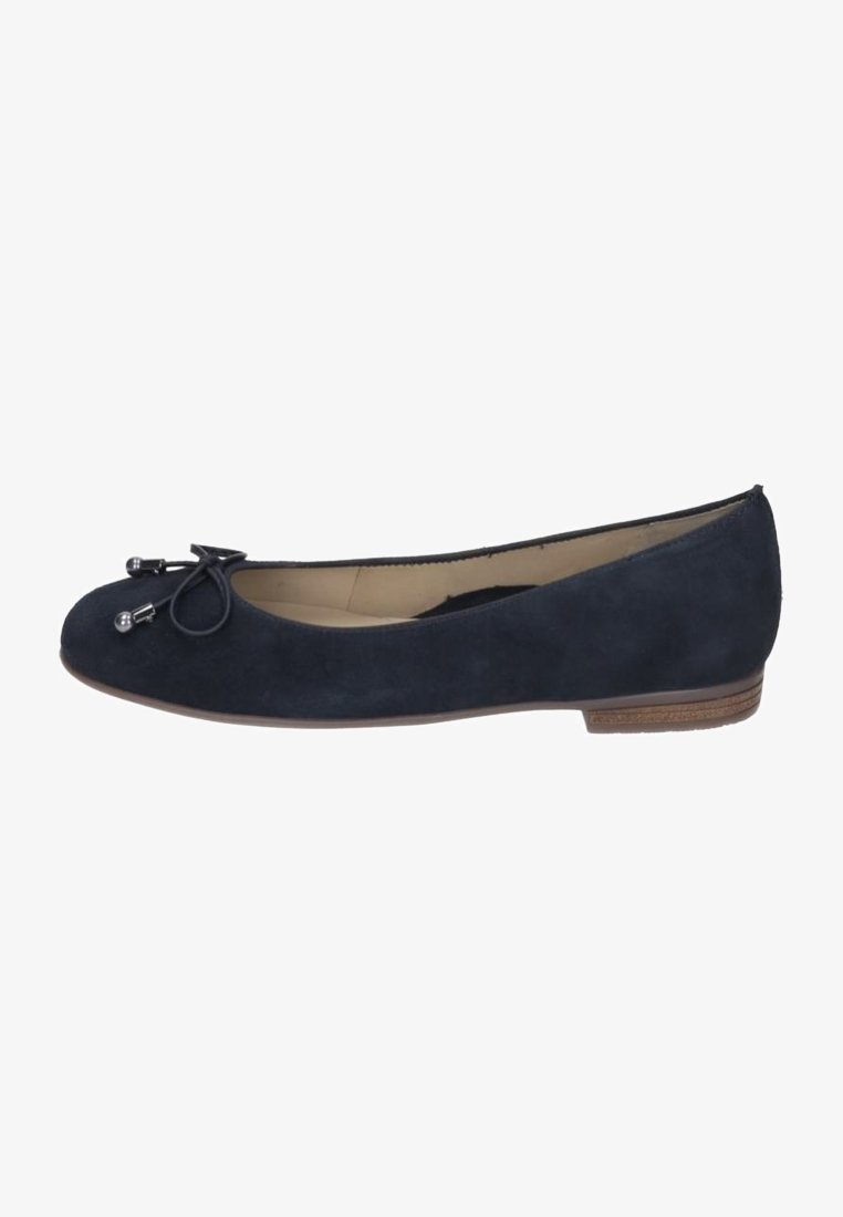 Chaussure plate de ballet en daim bleu marine avec bout rond, petit nœud décoré de perles argentées à l'avant et petit talon en bois.