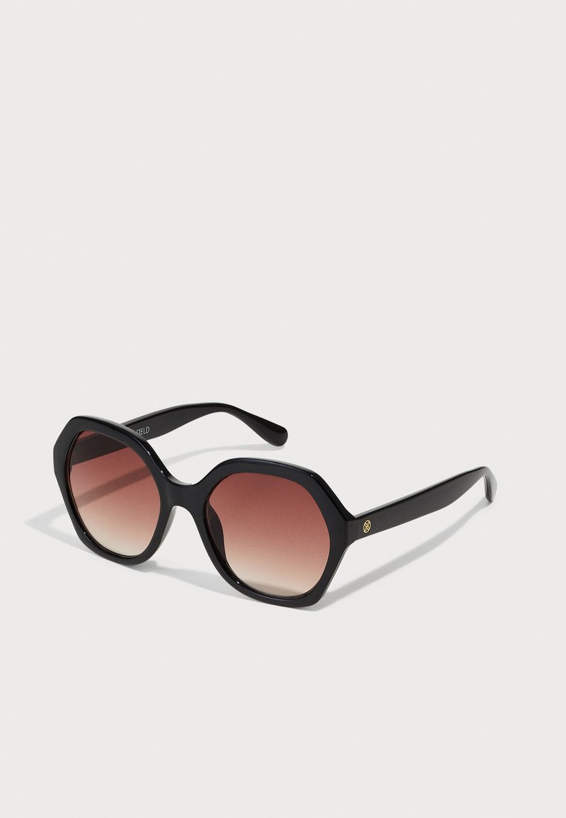 Schwarze achteckige Sonnenbrille mit einem Farbverlauf in Pink. Merkmale sind ein glanzvoller Kunststoffrahmen und dünne Brillenbügel mit einem goldenen Akzent-Emblem.