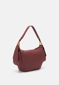 Rode leren schoudertas met een gebogen vorm, gouden hardware accenten, een ritsluiting en een platte zijzak. Gegoten finish voor extra detail.
