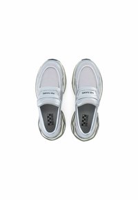 Zilveren sportieve schoenen met een mix van gladde en mesh-texturen, voorzien van een klittenbandsluiting, een afgeronde neus en een beige en zwarte zool.