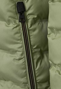 Olivenfarvet puffjakke med en lynlås med en sort trækflap, gyldne tænder og vandret quiltet struktur. Glat stof.
