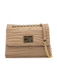 Bolso beige acolchado con una correa de cadena dorada, que cuenta con un cierre de solapa magnético y una placa de logotipo decorativa. Textura suave y diseño ondulado.