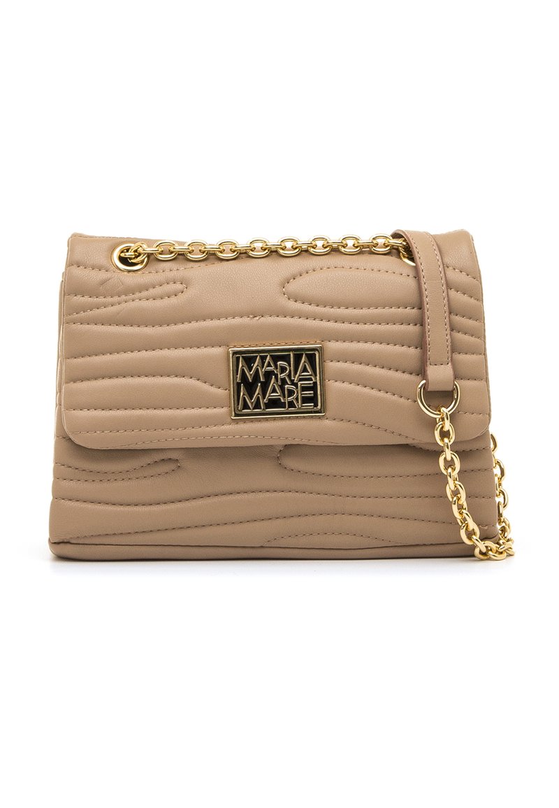 Bolso beige acolchado con una correa de cadena dorada, que cuenta con un cierre de solapa magnético y una placa de logotipo decorativa. Textura suave y diseño ondulado.