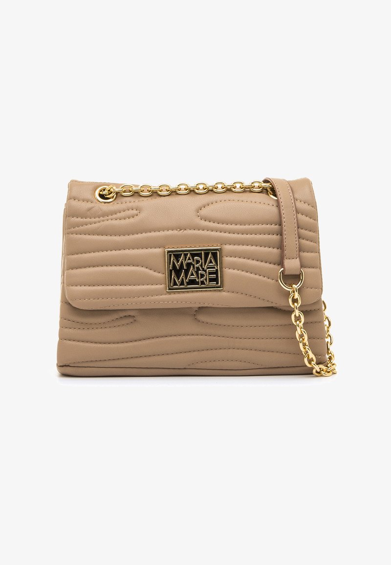 Bolso beige acolchado con una correa de cadena dorada, que cuenta con un cierre de solapa magnético y una placa de logotipo decorativa. Textura suave y diseño ondulado.