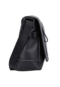 Borsa a spalla nera con una finitura liscia e strutturata, tracolla regolabile e chiusura a patta. Presenta una tasca con zip e una fibbia laterale.