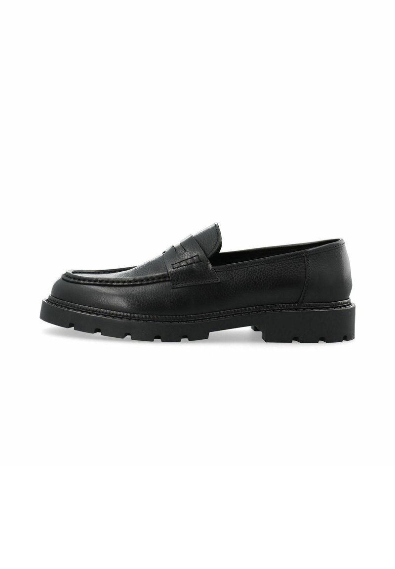 Mocassin en cuir noir avec un dessus texturé, semelle plate et semelle extérieure en caoutchouc épais. Présente des détails cousus et une large sangle sur le cou-de-pied.