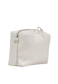 Witte leren pouch met een getextureerde afwerking, rechthoekige vorm, ritssluiting aan de bovenkant en een klein lusje aan de zijkant.