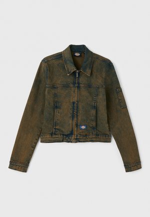 Giacca di jeans in un colore verde oliva sbiadito, con zip frontale, colletto classico e due tasche sul petto con una toppa logo sul lato sinistro.