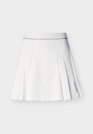 Hvit plissert skjørt med en tynn svart linning og "Calvin Klein"-logo på nedre høyre side.