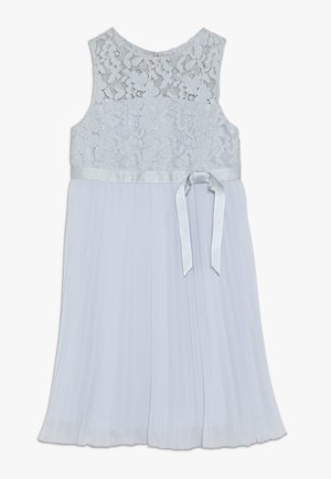 Vestido azul claro con un cuerpo de encaje, diseño sin mangas, falda plisada y cinta de satén en la cintura.