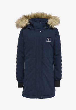 Marineblaue gepolsterte Jacke mit Kapuze aus Kunstfell, mit Reißverschlusstaschen und gerippten Bündchen. Mit Chevron-Mustern entlang der Ärmel und Branding auf der Brust.