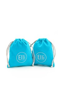 To blå tætsnørede tasker i stof med logoet "Elli" og sølvdetaljer. Blød tekstur, pyramideform, velegnet til opbevaring eller gaver.