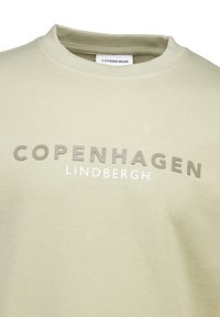Ljust olivgrön sweatshirt med rund halsringning, med texten "COPENHAGEN" i mörkgrått och "LINDBERGH" i vitt under.