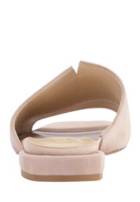 Rosa ruskindsandal med åben hæl, en let hæl og et udskæringsdesign langs toppen. Blød tekstur med et minimalistisk udseende.