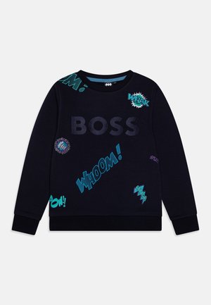 Granatowa bluza z kapturem z napisem "BOSS" oraz efektami dźwiękowymi w stylu komiksowym, takimi jak "WHOOM!", "WHAK" i "POW!" w odcieniach niebieskiego i fioletowego.