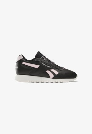 Baskets Reebok noires et rose clair avec semelle blanche, logo sur le côté et design à lacets, vues de profil.