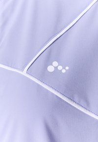 Violetti urheiluvaatekangas, jossa on valkoiset reunus yksityiskohdat ja pyöreä logo alakulmassa. Silkkinen rakenne, nykyaikainen muotoilu, kevyt ilme.