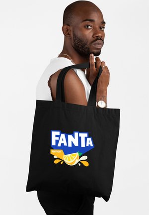 Borsa tote nera con logo "FANTA limone" in blu, arancione e giallo, caratterizzata da un design di una fetta di limone, manici resistenti e una superficie liscia.