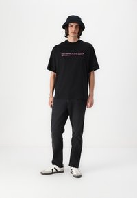 Only & Sons ONSWEFT BOX - Blugi drepți - washed black