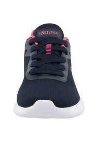 Navyblaue Sportschuhe mit einem strukturierten Obermaterial, rosa Akzenten und einer weißen Gummisohle; ausgestattet mit Schnürsenkeln und einem auffälligen Logo auf der Zunge.