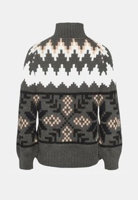 Grauer Strickpullover mit hohem Kragen, der geometrische Muster in Schwarz, Weiß und Blush aufweist. Gerippte Bündchen und Saum, lockere Passform.