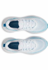Scarpe sportive bianche con tomaia in mesh traspirante e dettagli azzurri. Suola spessa e lacci piatti migliorano comfort e supporto.