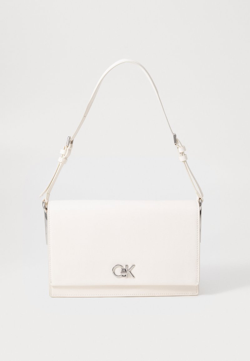 Geantă din faux piele albă, cu formă rectangulară, curea ajustabilă și accent de logo argintiu pe față. Textură netedă și design minimalist.