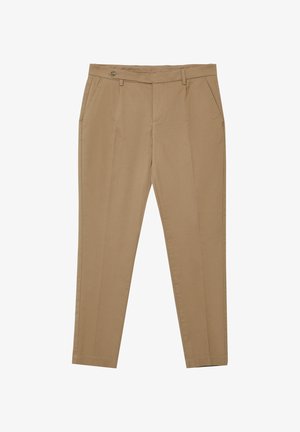 Chinos beiges ajustés pour hommes avec poches avant, passants de ceinture et une fermeture à bouton à la taille sur fond blanc.