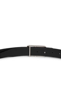 Zwarte lederen riem met een zilveren rechthoekige gesp, plat gelegd op een witte achtergrond, met meerdere gaatjes voor verstelbaarheid.