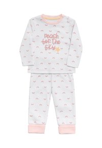Conjunto de pijama de algodón blanco que incluye manga larga y pantalones, adornado con pequeños patrones de medias lunas rosas y el texto "peach for the sky" en rosa con una estrella dorada.