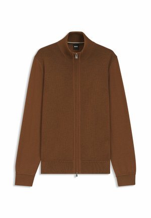 Brun zip-up cardigan, ribbad krage och manschetter, texturerat mönster, slät tyg, minimalistisch design, inga synliga logotyper eller accenter.