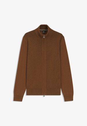 Bruine ritssluiting cardigan, geribbelde kraag en manchetten, textuurpatroon, gladde stof, minimalistisch ontwerp, geen zichtbare logo's of accenten.