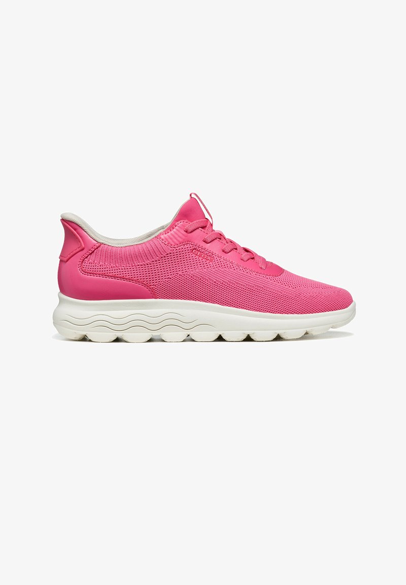 Baskets de sport rose vif avec semelle blanche à motif ondulé et dessus en mesh, vues de côté sur fond blanc.