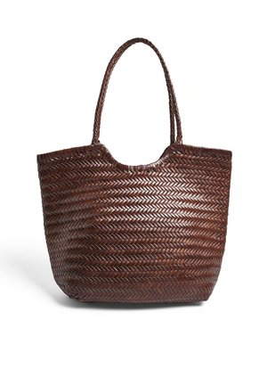 Torebka tote z plecionego brązowego leather z dwoma uchwytami, o przestronnym designie i teksturowanej powierzchni w wzór w jodełkę.