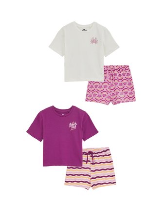 Dva detské oblečenia: biele bavlnené tričko s ružovým motívom kraba a fialové tričko s nápisom "Beach Club". Ružové vzorované šortky a pruhované šortky v odtieňoch ružovej, fialovej a béžovej.