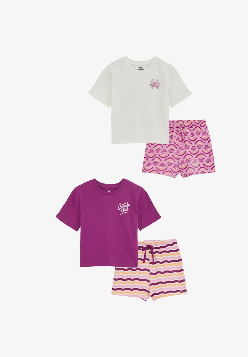 Deux ensembles de vêtements pour enfants : un t-shirt en coton blanc avec un motif de crabe rose, et un t-shirt violet avec le texte "Beach Club". Un short à motifs roses et un short rayé en rose, violet et beige.