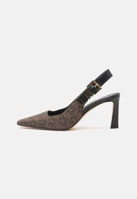 Zapato de tacón alto de color marrón con patrón, con diseño tipo slingback y punta afilada, acentos en cuero negro y detalle de hebilla dorada en la correa.