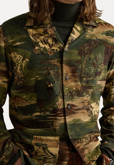 Cămașă butonată verde și maronie cu un imprimeu de peisaj tropical, ce include palmieri, munți șifiguri, realizată dintr-un material texturat.