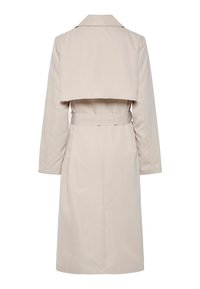 Trench-coat long beige avec ceinture, fente d’aération à l’arrière et col, vu de dos sur fond blanc.